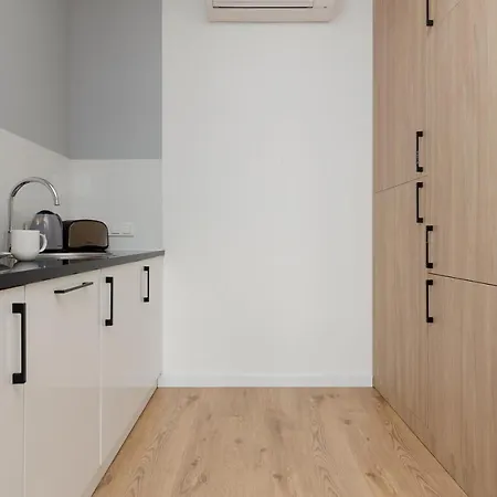 Wola Pet-friendly With Ac Slawinska By Renters 아파트 바르샤바