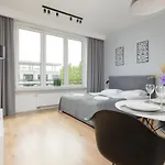 아파트 Wola Pet-friendly With Ac Slawinska By Renters 바르샤바