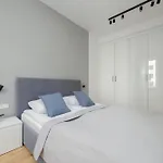 Wola Pet-friendly With Ac Slawinska By Renters 아파트 바르샤바