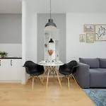 Wola Pet-friendly With Ac Slawinska By Renters 아파트 *