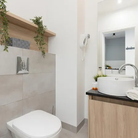 Wola Pet-friendly With Ac Slawinska By Renters 아파트