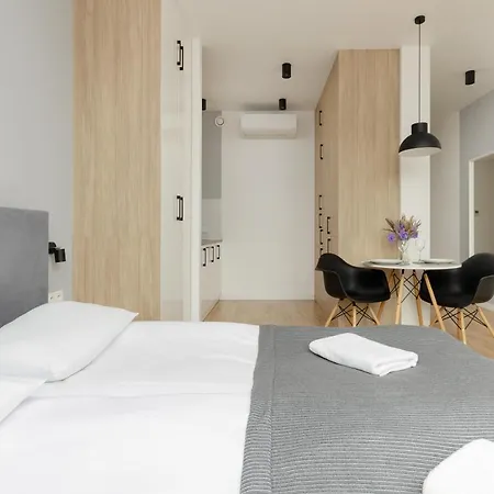 Wola Pet-friendly With Ac Slawinska By Renters 아파트 *
