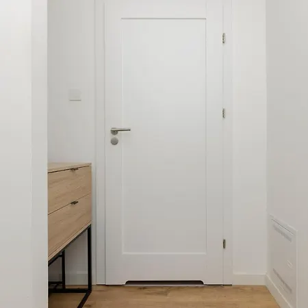 Apartamento Wola Pet-friendly With Ac Slawinska By Renters *