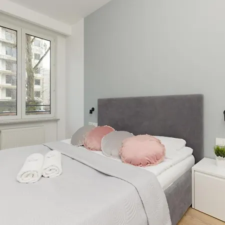 Wola Pet-friendly With Ac Slawinska By Renters Apartamento