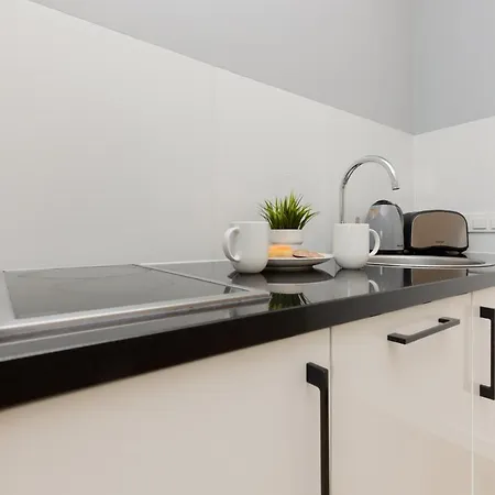 Wola Pet-friendly With Ac Slawinska By Renters Apartamento Varsovia