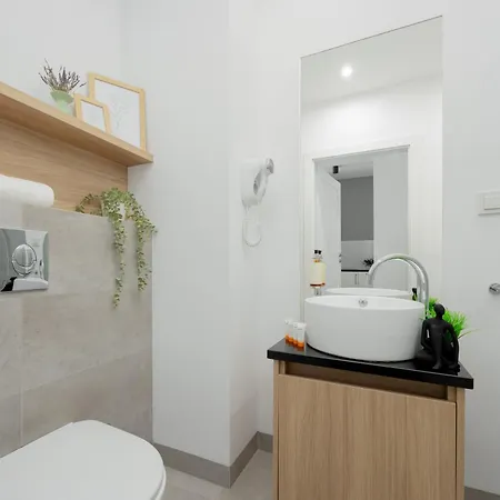 Wola Pet-friendly With Ac Slawinska By Renters Apartamento Varsovia